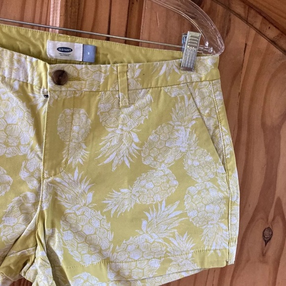 Women's Old Navy yellow green with white pineapple print chino shorts size 8 - Picture 3 of 9